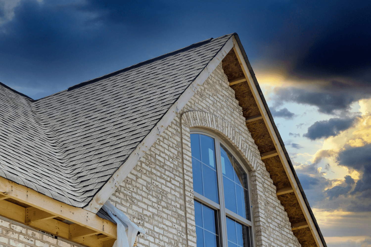 Columbia Roofing contractors installed shingles on Beautiful House with curb appeal