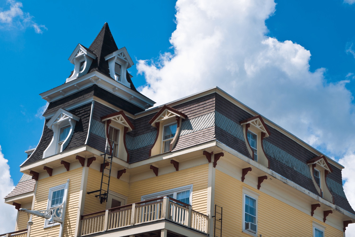 Illustration of a mansard roof 