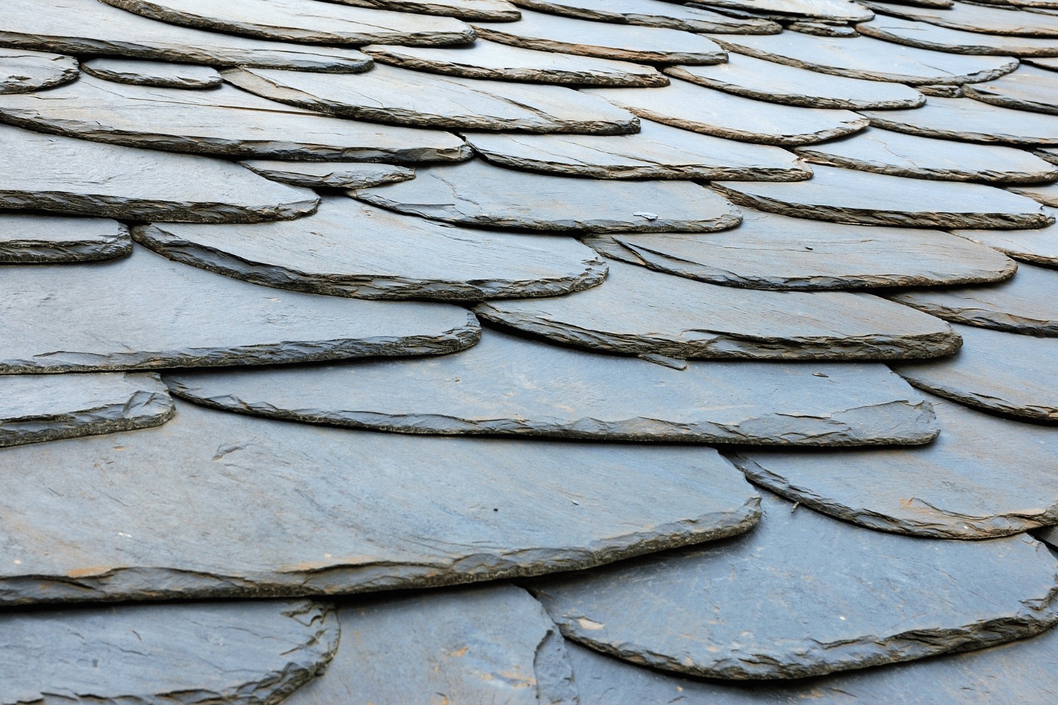 An illustration showing the installation process of slate roofs. 