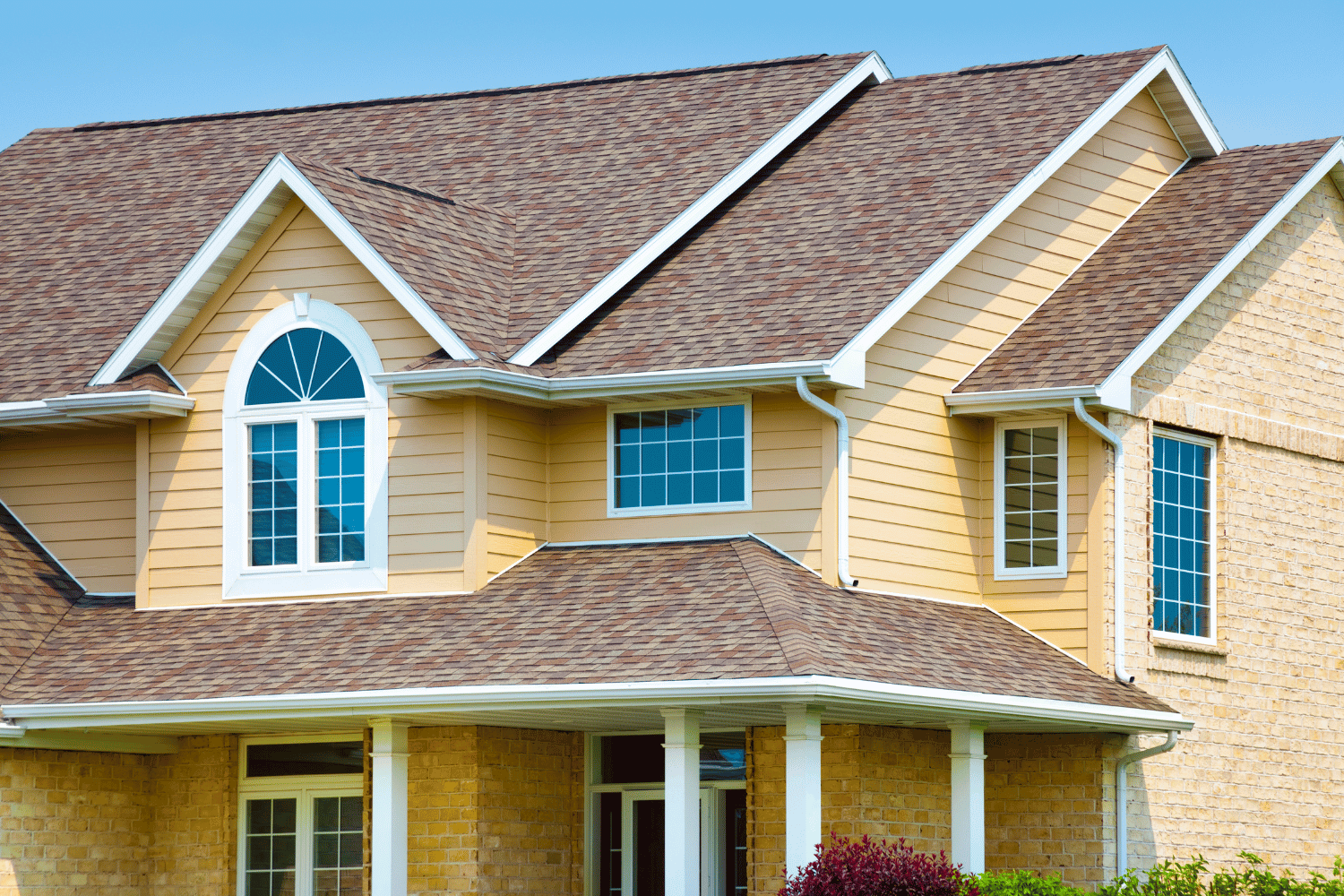 Illustration comparing the durability of hip and gable roofs. 