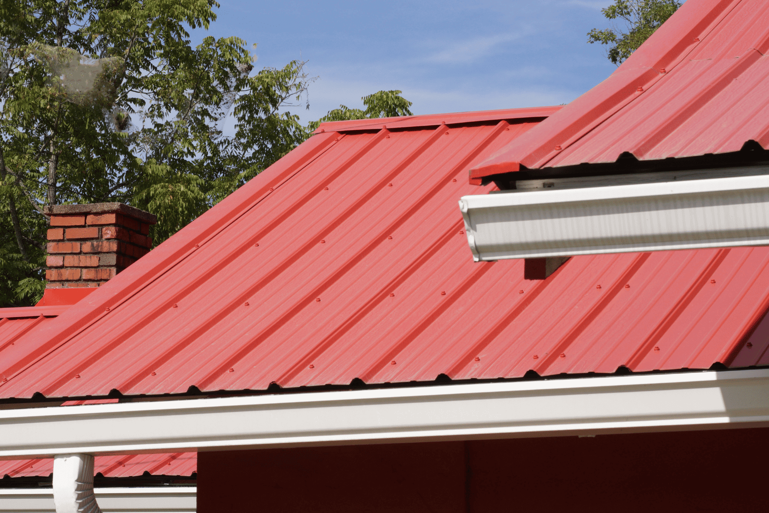 A visual comparison of different vinyl siding colors that complement metal roofs. 