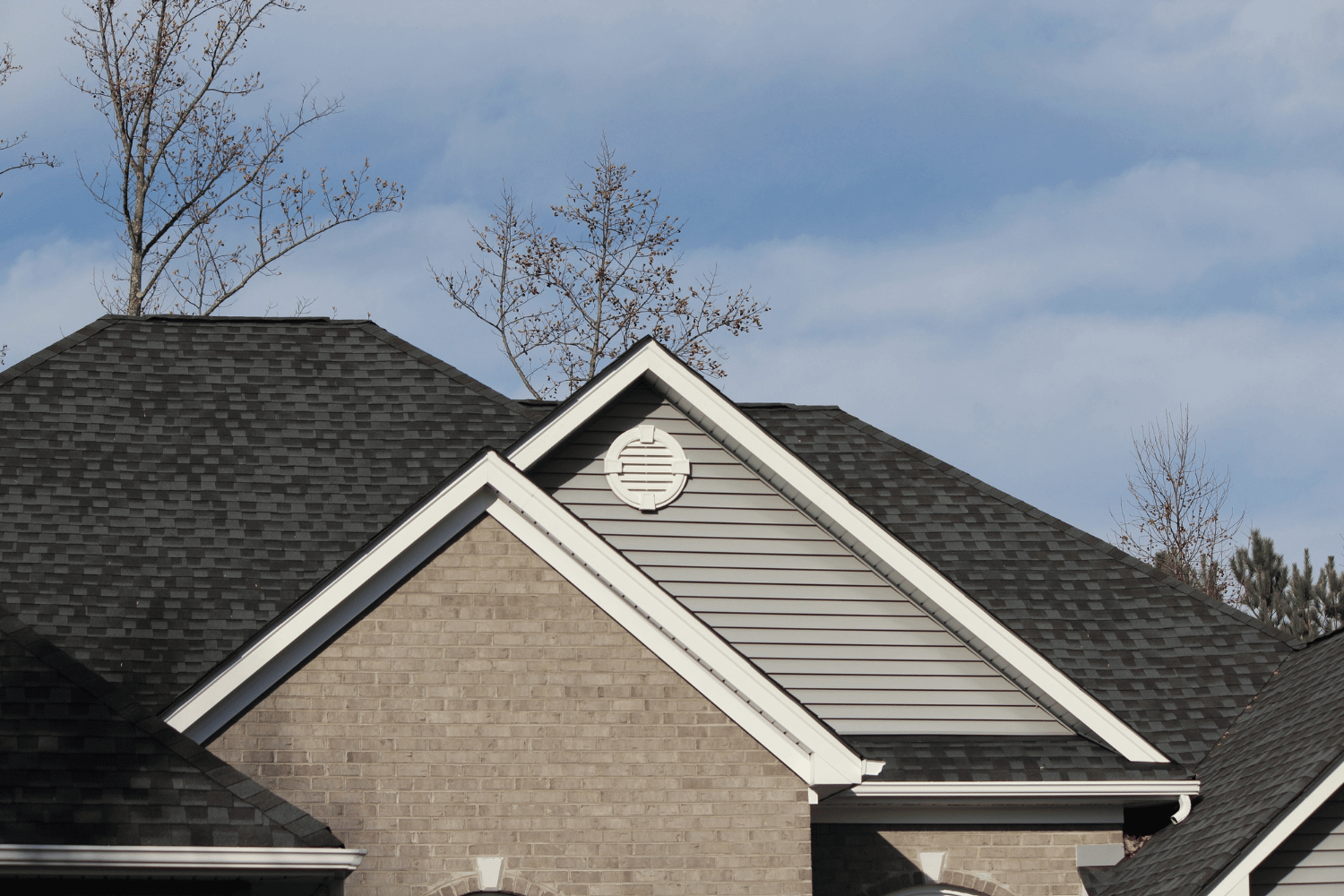 A diagram illustrating the benefits and drawbacks of roof eaves. 