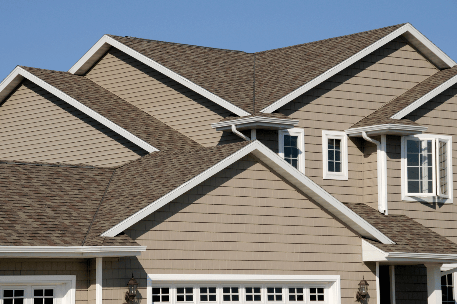 An overview of vinyl siding adhesive being applied.